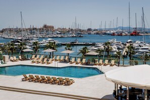 Una piscina al aire libre de temporada (de 10:00 a 18:00), sombrillas