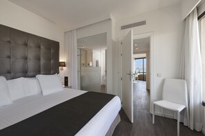 Habitación Premium, vista al mar (The Level Grand) | Minibar, escritorio, tabla de planchar con plancha y cunas gratuitas