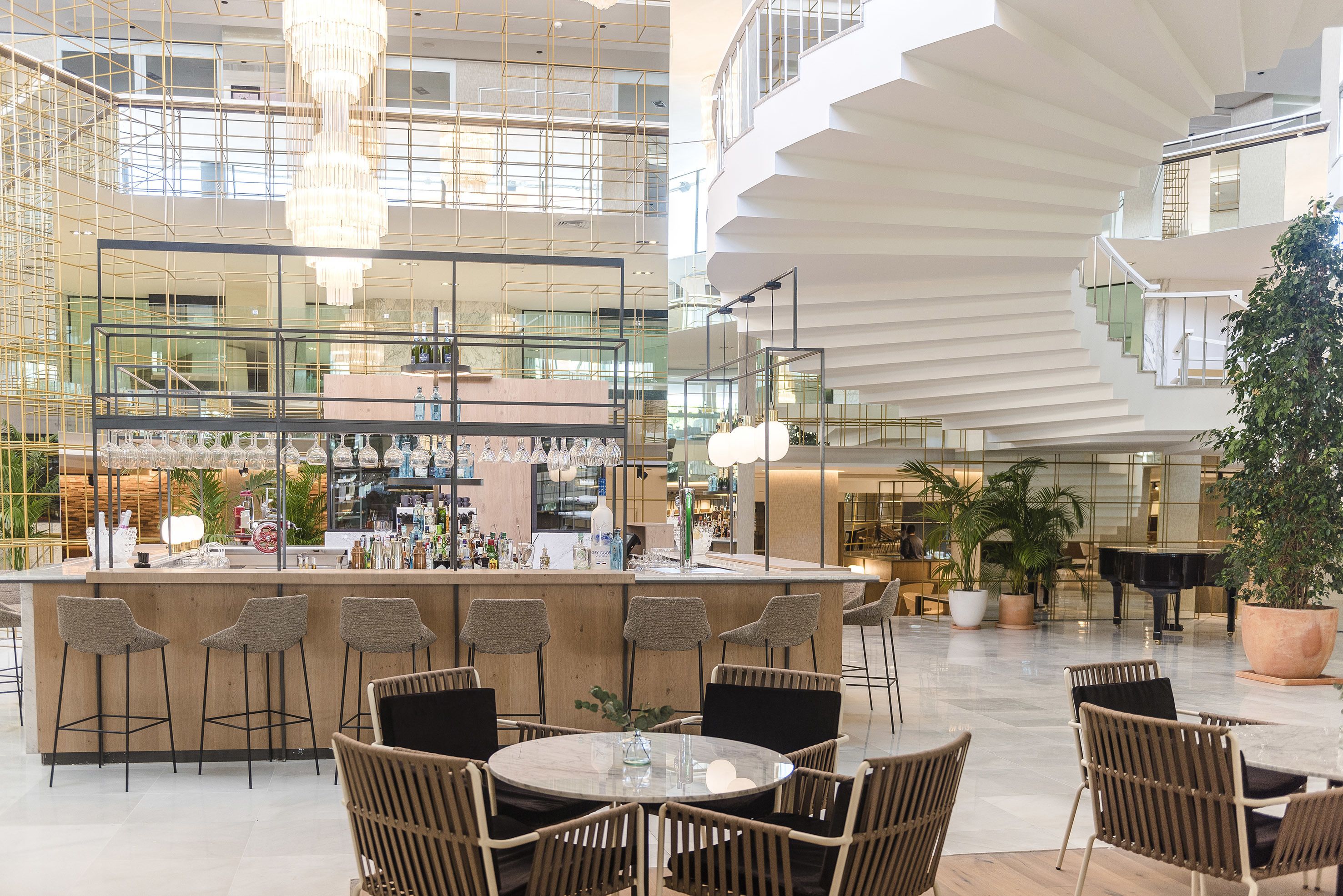 2 bars/lounges, cocktail bar