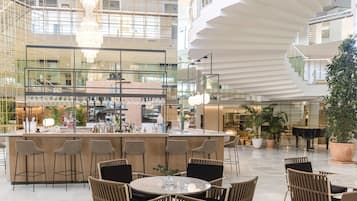 2 bars/lounges, cocktail bar