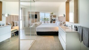Isi minibar gratis, brankas, setrika/meja setrika, dan Wi-Fi gratis