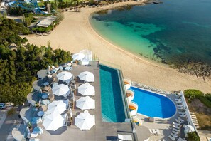 2 utomhuspooler, cabanor (tilläggsavgift) och parasoller