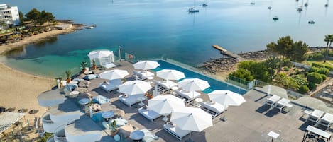 2 ulkouima-allasta, maksullisia cabañoita, aurinkovarjoja