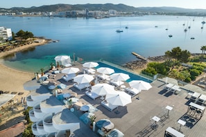 2 albercas al aire libre y camas balinesas (con cargo)