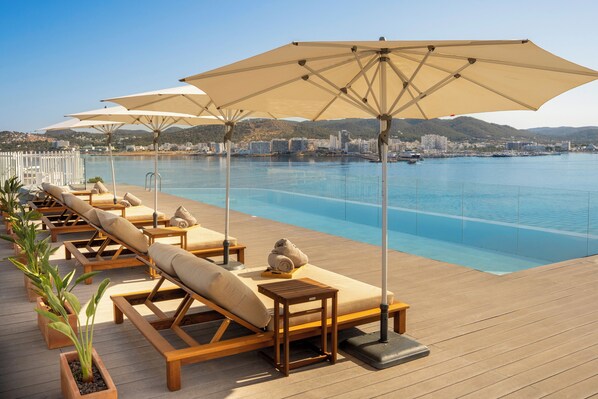 2 utomhuspooler, cabanor (tilläggsavgift) och parasoller