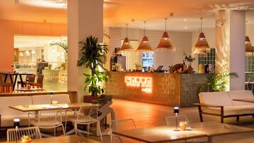 3 restaurants; breakfast, lunch, and dinner served