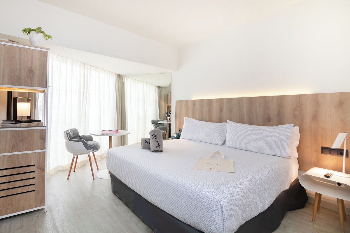 Free minibar items, in-room safe, iron/ironing board, free WiFi