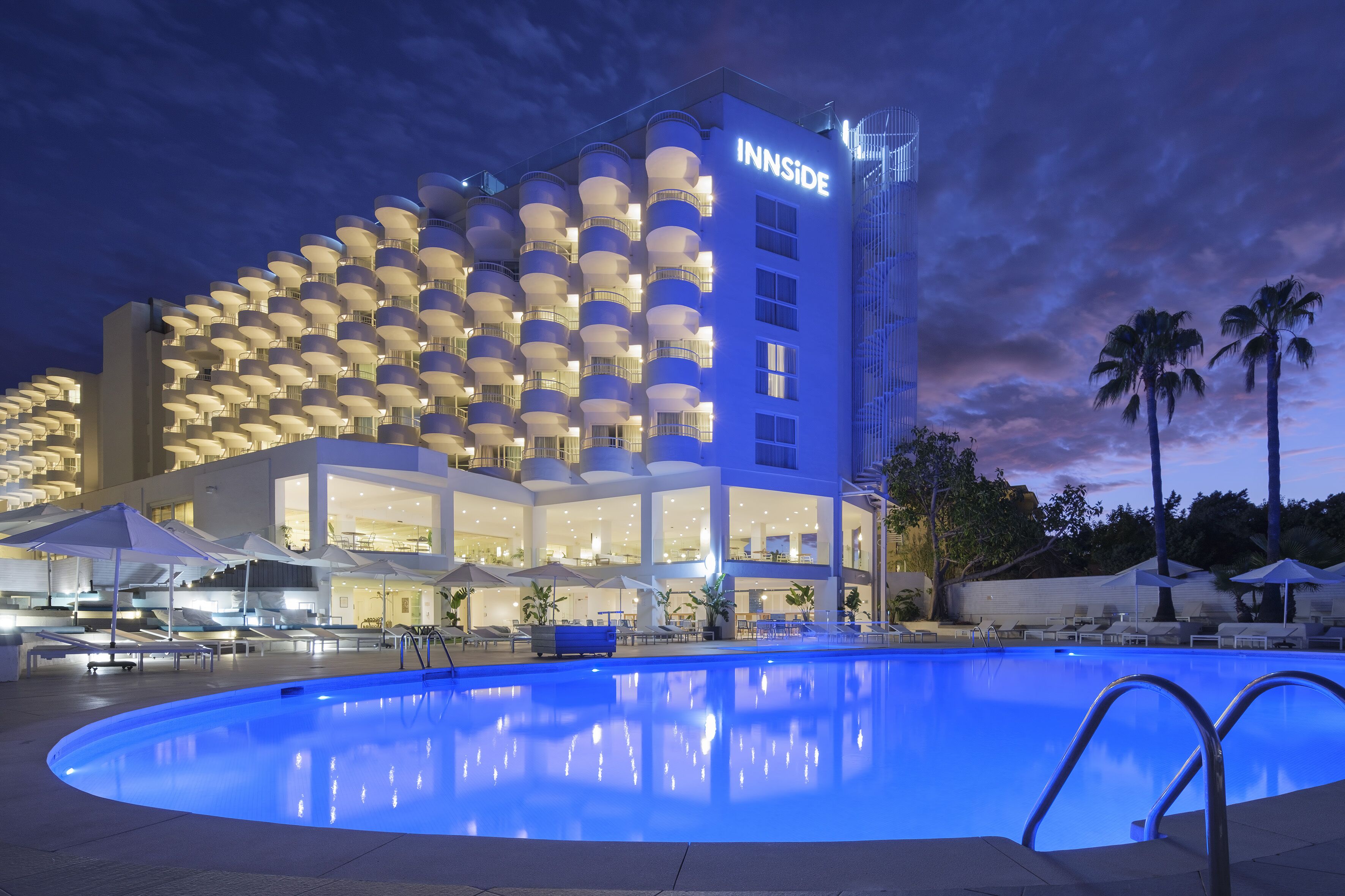 2 piscine all'aperto, cabanas (a pagamento), ombrelloni da piscina