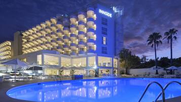 2 piscine all'aperto, cabanas (a pagamento), ombrelloni da piscina