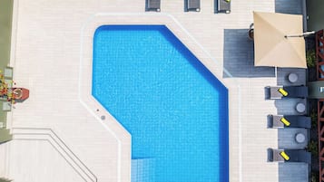 Piscina externa, funciona das 9h às 18h30, guarda-sóis, espreguiçadeiras