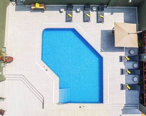Outdoor pool, open 9:00 AM to 6:30 PM, pool umbrellas, pool loungers - Sonesta Hotel El Olivar Lima (Lima)