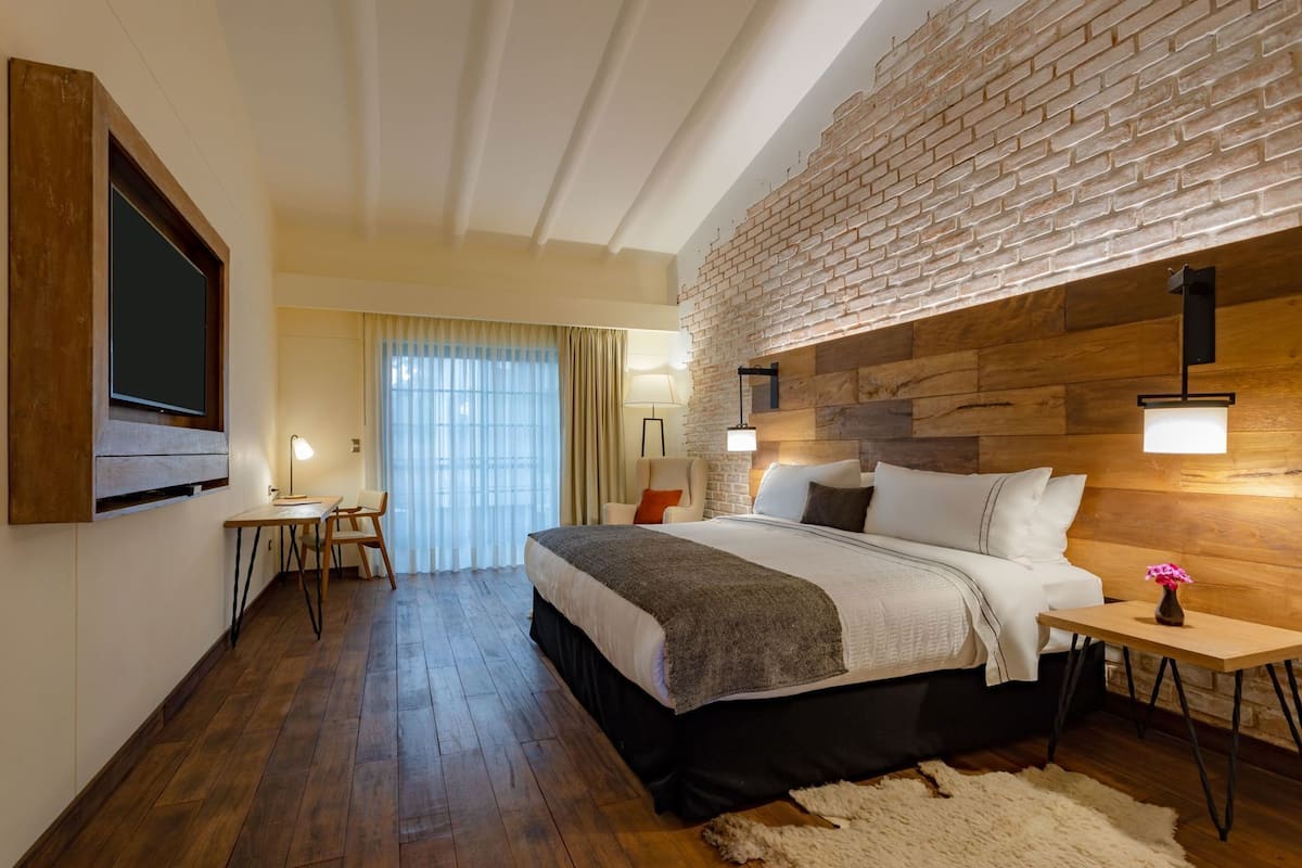 Premium bedding, in-room safe, desk, laptop workspace