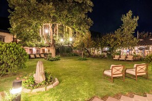 An outdoor seating area with chairs and a decorative tree structure. - Sonesta Hotel Yucay -Valle Sagrado (Yucay)