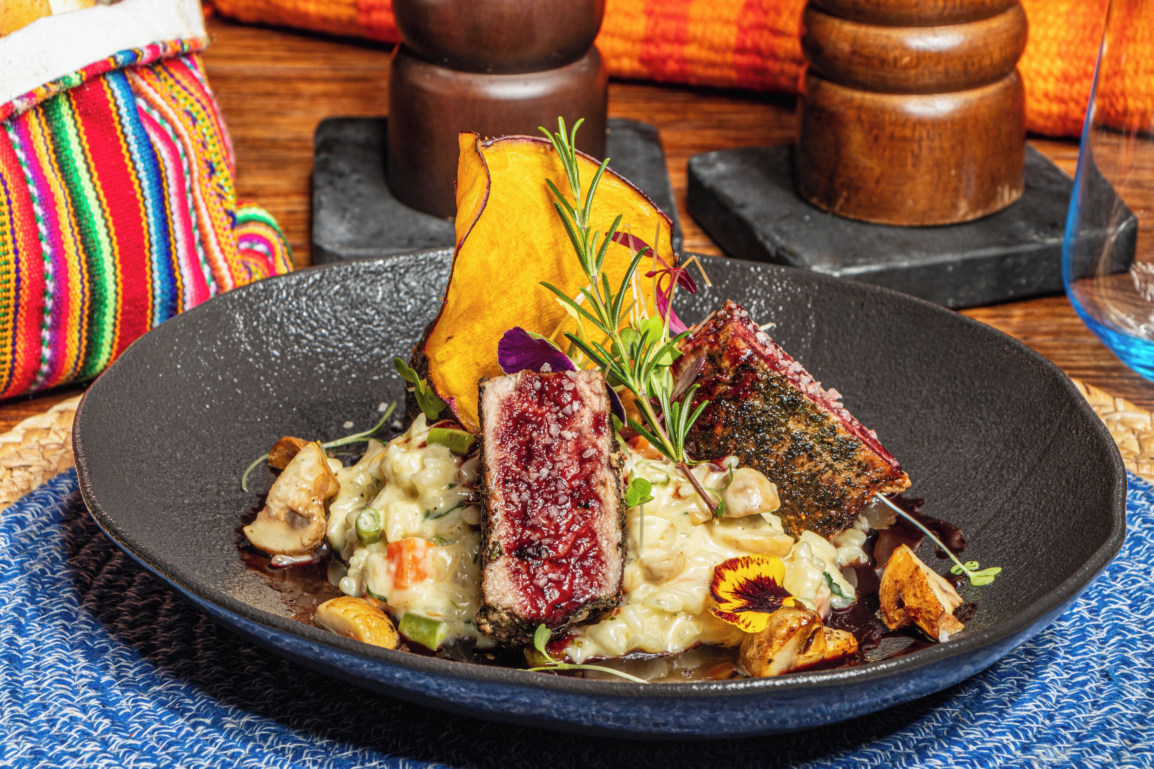 Un plato de comida con diversos ingredientes y adornos.