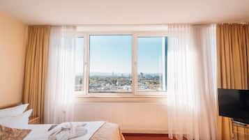 Junior Suite (Basel or mountain view) | Seprai antialergi, brankas, meja kerja, dan ruang kerja ramah laptop