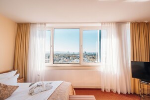 Junior Suite (Basel or mountain view) | Ropa de cama hipoalergénica, caja fuerte, escritorio