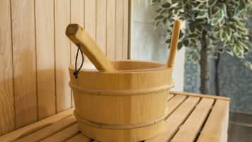 Un balde de madera con un mazo sobre una mesa de madera.