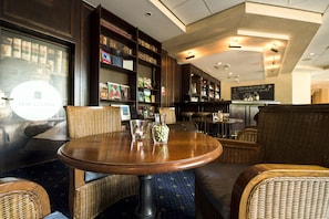 Bar (trong khuôn viên)
