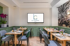Desayuno buffet todos los días (con cargo) 