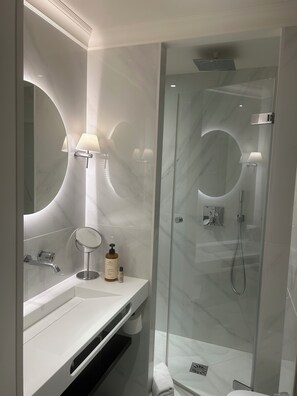 Designer toiletries, hair dryer, bathrobes, slippers - Hotel Cambon (Paris)