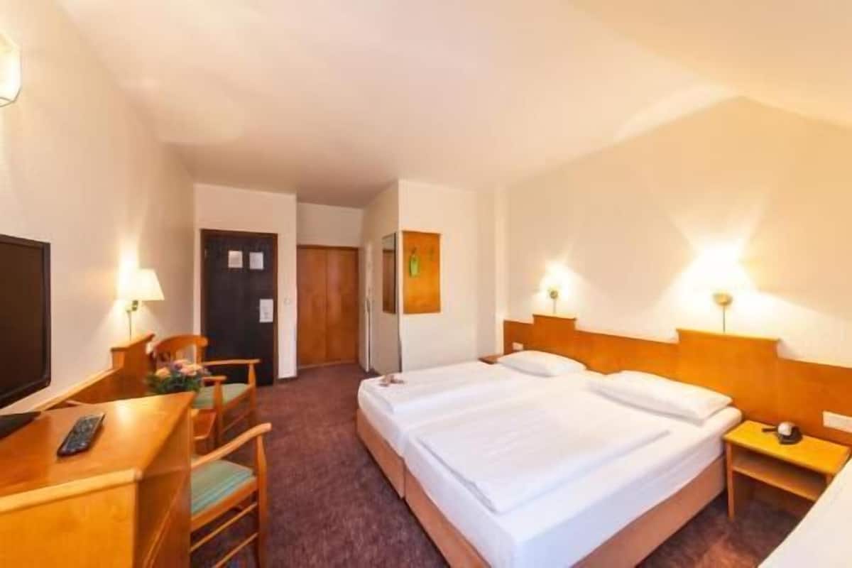 Anti alerjik yatak takımı, odada kasa, masa