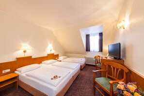 Standard Triple Room | Hypo-allergenic bedding, in-room safe, desk, free cots/infant beds - Hotel Ahl Meerkatzen (Cologne)