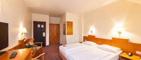 Standard Triple Room | Hypo-allergenic bedding, in-room safe, desk, free cribs/infant beds