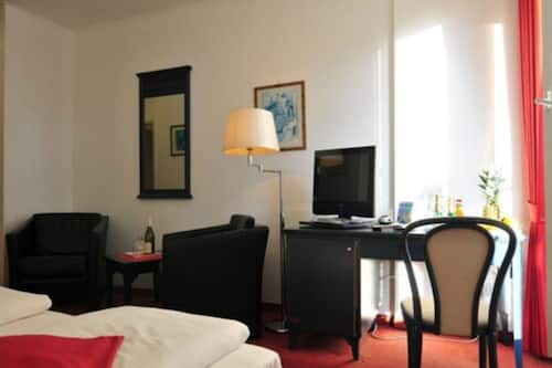 Double Room | Hypo-allergenic bedding, desk, blackout drapes, iron/ironing board