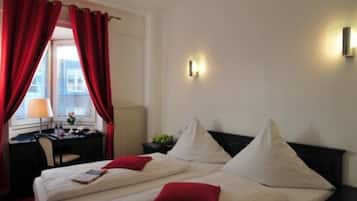 Triple Room | Hypo-allergenic bedding, desk, blackout drapes, iron/ironing board