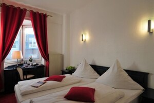 Dreibettzimmer | Allergikerbettwaren, Schreibtisch, Verdunkelungsvorhänge