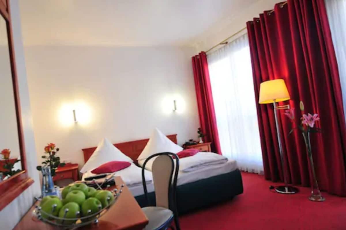 Double Room | Hypo-allergenic bedding, desk, blackout drapes, iron/ironing board