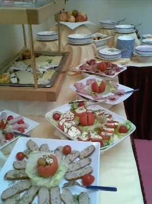 Daily buffet breakfast (EUR 9.5 per person)