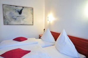 Hypo-allergenic bedding, desk, blackout curtains, iron/ironing board - Cerano City Hotel Köln am Dom (Cologne)