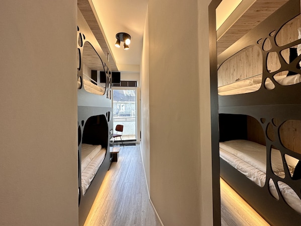 Alcove Twin Room | In-room safe, desk, laptop workspace, blackout drapes