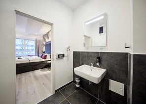 Double Room Large | Bathroom | Shower, rainfall showerhead, free toiletries, hair dryer - SMARTY Cologne Dom Hotel - Boardinghouse (Cologne)