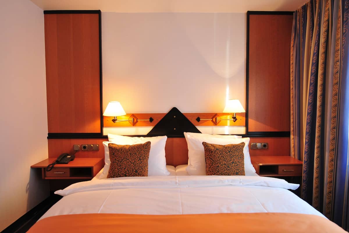 Classic Double Room | Hypo-allergenic bedding, desk, blackout curtains, soundproofing