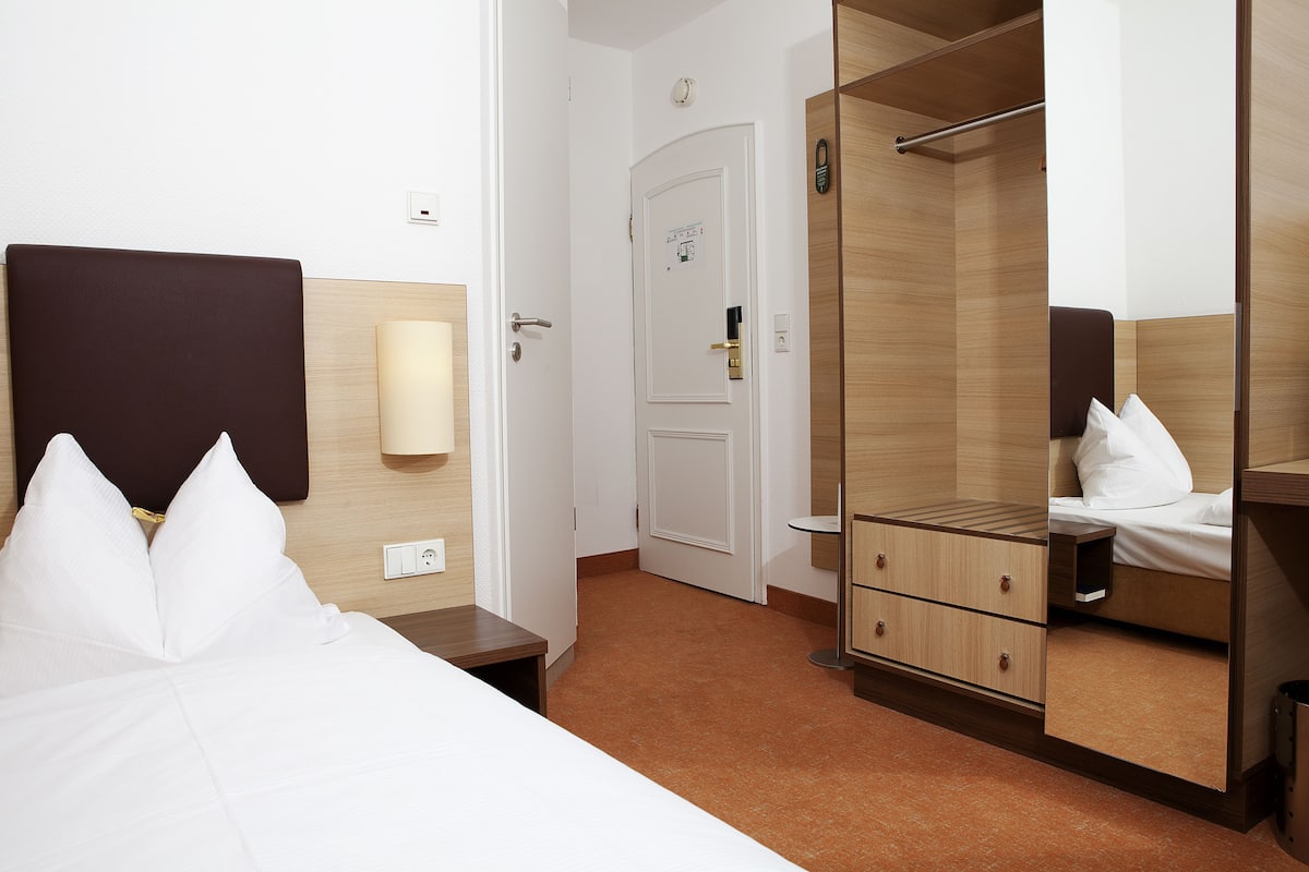 Classic Single Room | Hypo-allergenic bedding, desk, blackout curtains, soundproofing