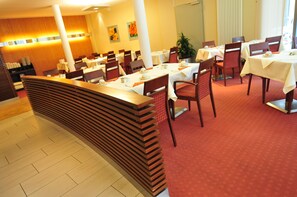Desayuno buffet diario (EUR 16 por persona)