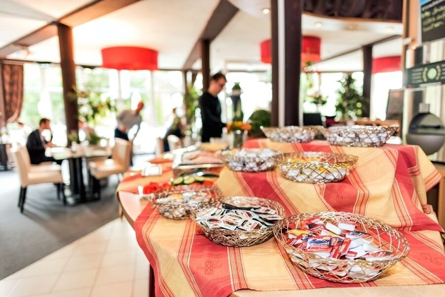 Lunch and dinner served, international cuisine