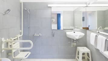Quarto triplo | Banheiro | Chuveiro, produtos de toalete grátis