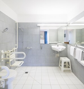 Triple Room | Bathroom | Shower, free toiletries, hair dryer, towels - Hotel Am Wall Soest (Soest)