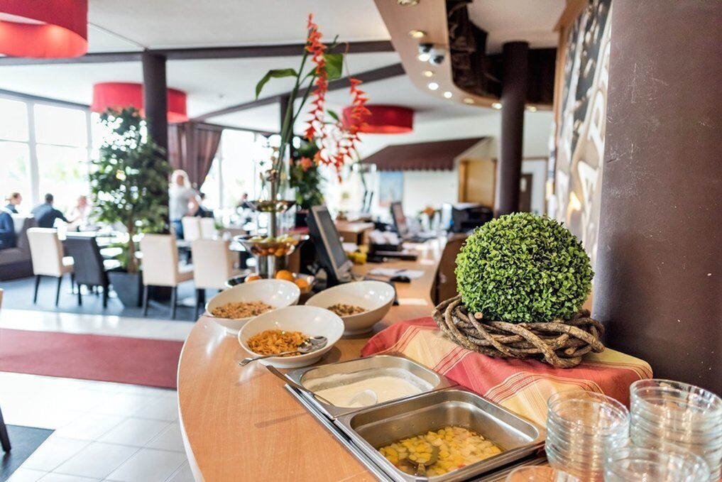 Lunch and dinner served, international cuisine