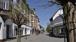 A street with buildings, including a hotel with a sign. - Hotel Am Wall Soest (Soest)
