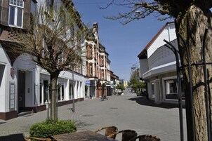 Una calle con edificios, incluyendo un hotel con un letrero.