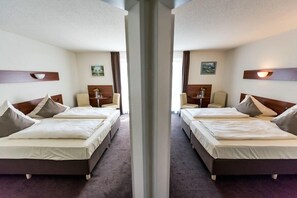 Quadruple Room | In-room safe, iron/ironing board, cribs/infant beds, free WiFi