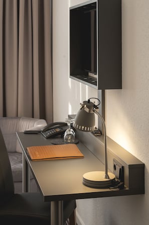 Habitación empresarial doble | 1 habitación, escritorio y espacio para trabajar con laptop