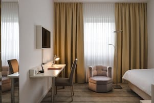 Business Single Room | Desk, laptop workspace, blackout drapes, soundproofing