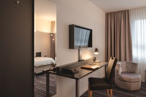 Business Single Room | Desk, laptop workspace, blackout curtains, soundproofing