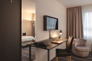 Singola Business | Una scrivania, postazione laptop, tende oscuranti, insonorizzazione