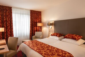 مكتب ومساحة عمل للكمبيوتر المحمول وستائر تعتيم وتجهيزات عازلة للصوت